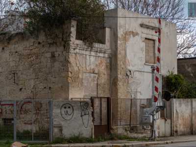 Accanto a essa si trova un caseggiato diroccato: � circondato da un giardinetto balzato tempo fa agli onori della cronaca perch� bazzicato da tossicodipendenti